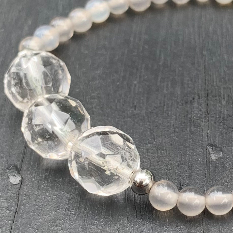 Gray Agate & Faceted Quartz bracelet